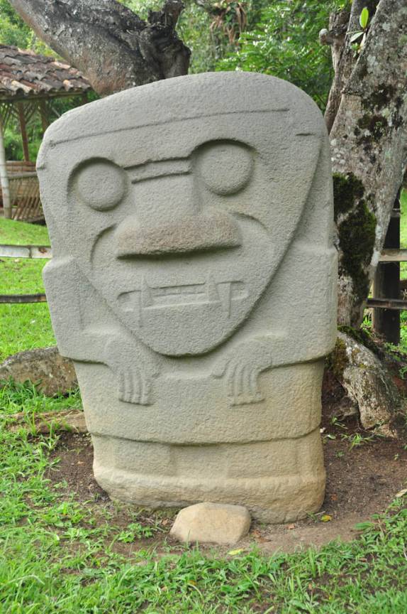 Totens de pedra milenares de cultura há muito desaparecida, em San Agustín, na Colômbia